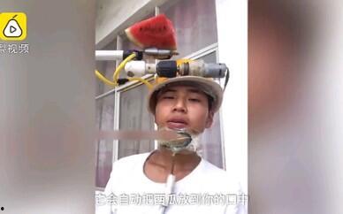 小伙发明吃瓜神器,轻松解锁夏日美味新姿势”