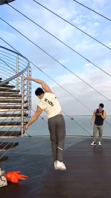 海边情侣吃瓜,共享浪漫时光