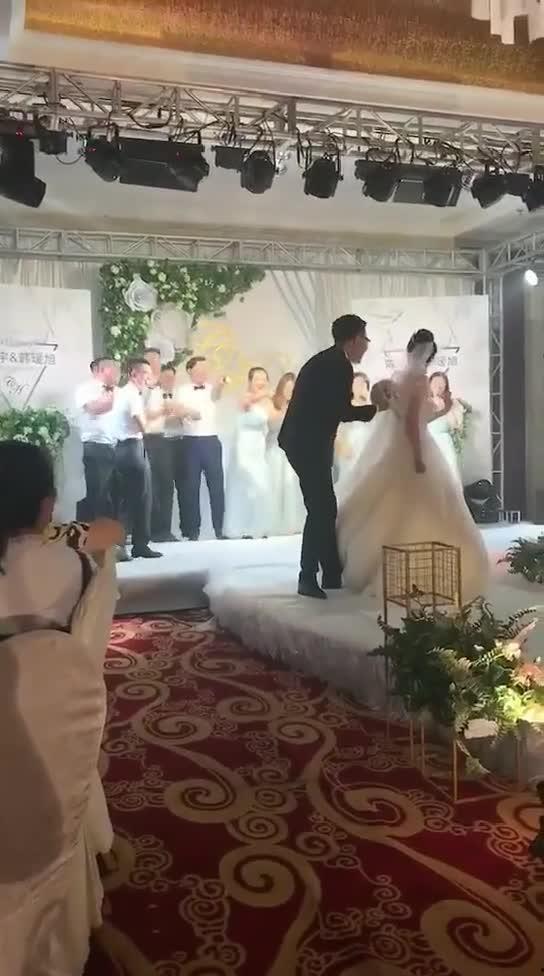 伴娘伴郎吃瓜视频,笑料百出!