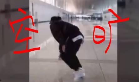 机场吃瓜少年,揭秘机场趣闻背后的青春故事